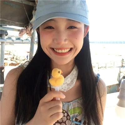 男孩在唱歌